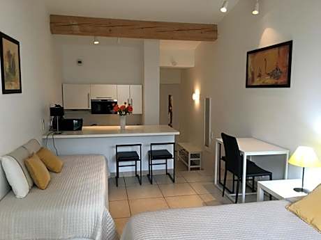 Large Studio (1 - 3 adults)