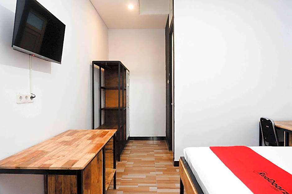 RedDoorz Plus near Patung Kuda Undip