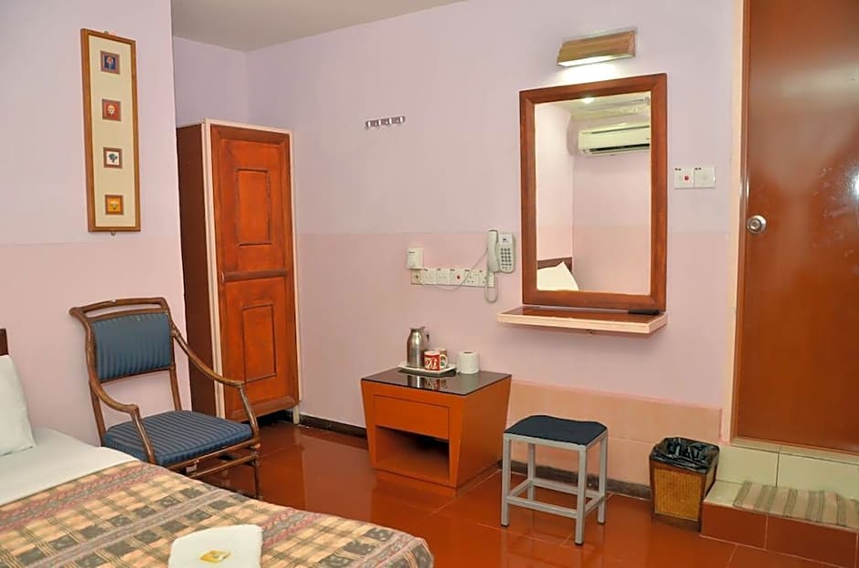 J&J Hotel