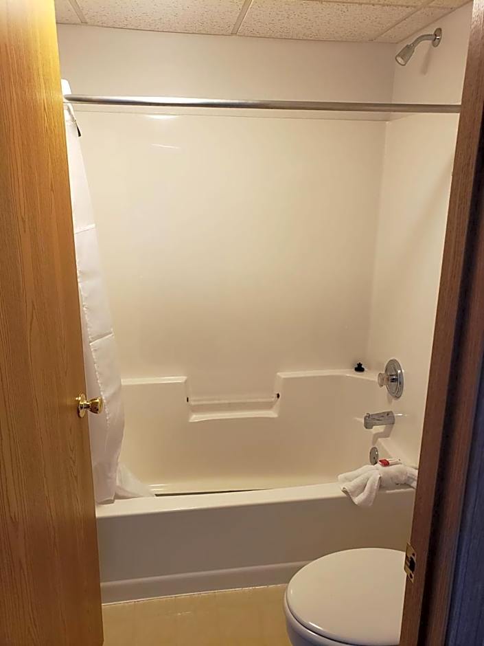 Days Inn & Suites by Wyndham St. Ignace Lakefront