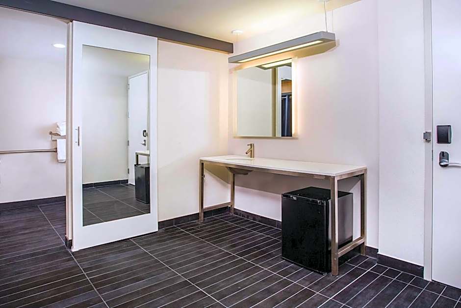 La Quinta Inn & Suites by Wyndham Winchester