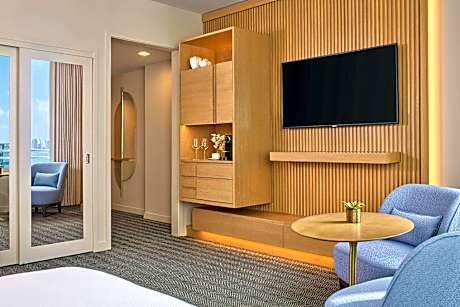 Deluxe Guest Room, 1 Queen, Bay View