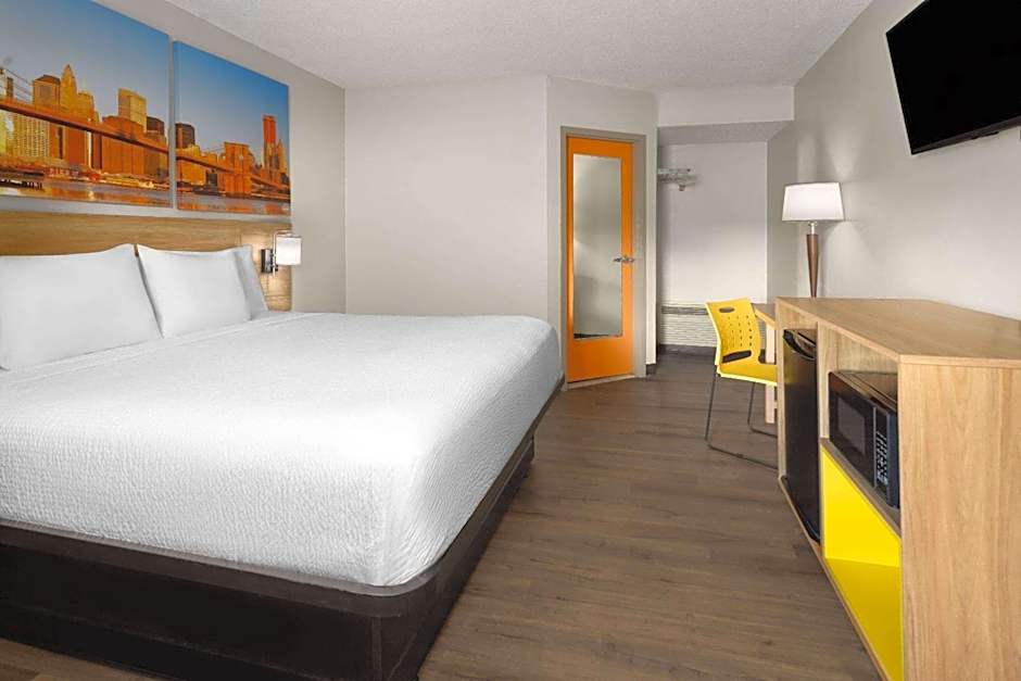 Days Inn & Suites by Wyndham Albany