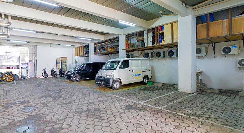 RedDoorz Plus Syariah near Mall Pondok Indah