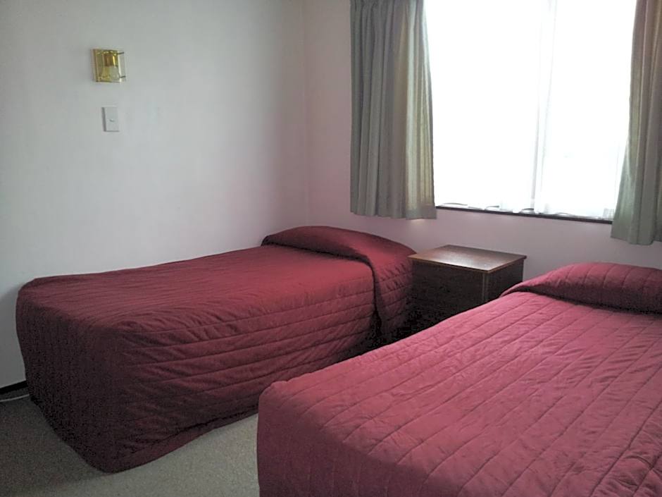 Ace High Motor Inn