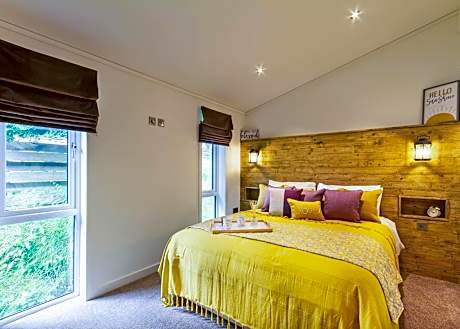 Caddys Corner Lodges