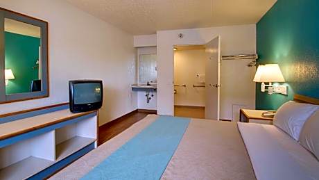 1 KING BED | ACCESSIBLE, NON-SMOKING
