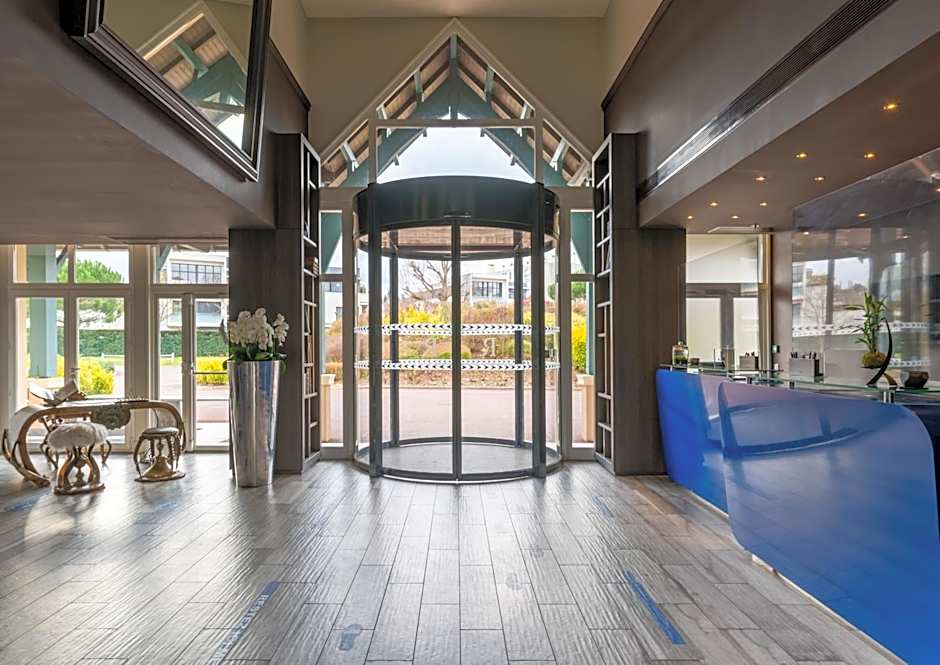 Renaissance Paris Hippodrome de St. Cloud Hotel