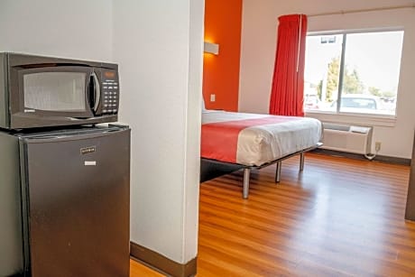 Deluxe King Room - Non-Smoking