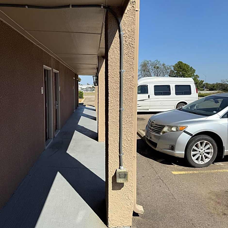 Red Roof Inn & Suites Sulphur Springs