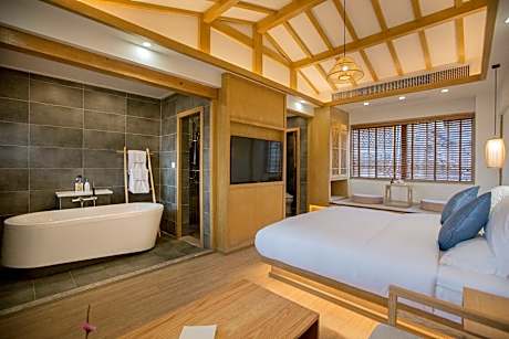 Deluxe King Room with Bath - Extra Bed on Request （Free Use of Shared Washing machine, Tea Tasting)