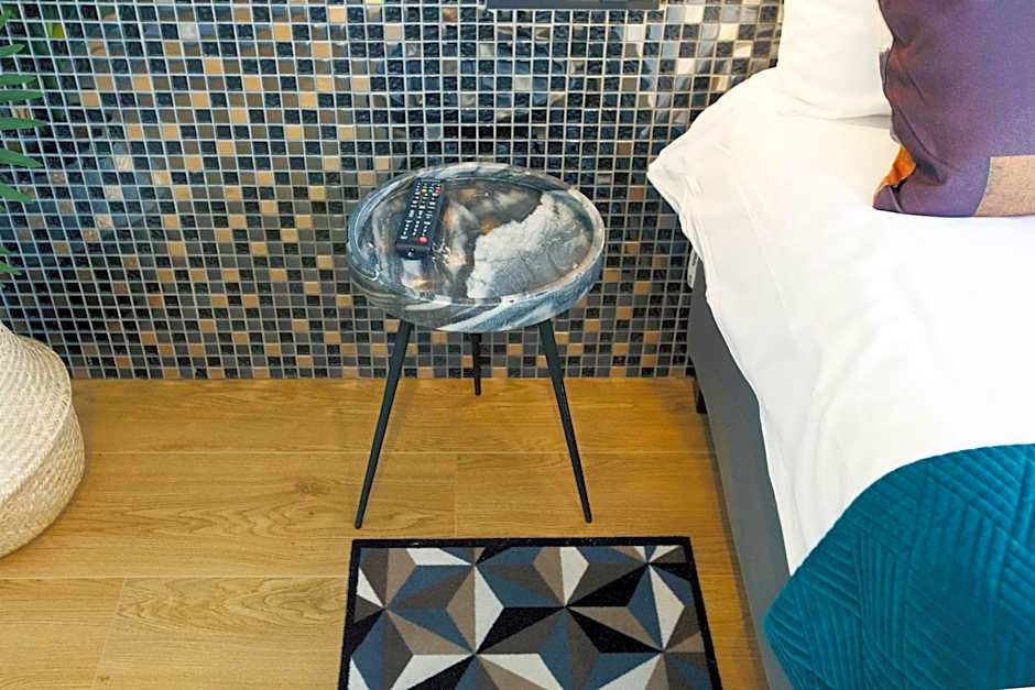 Quentin Golden Bear Hotel