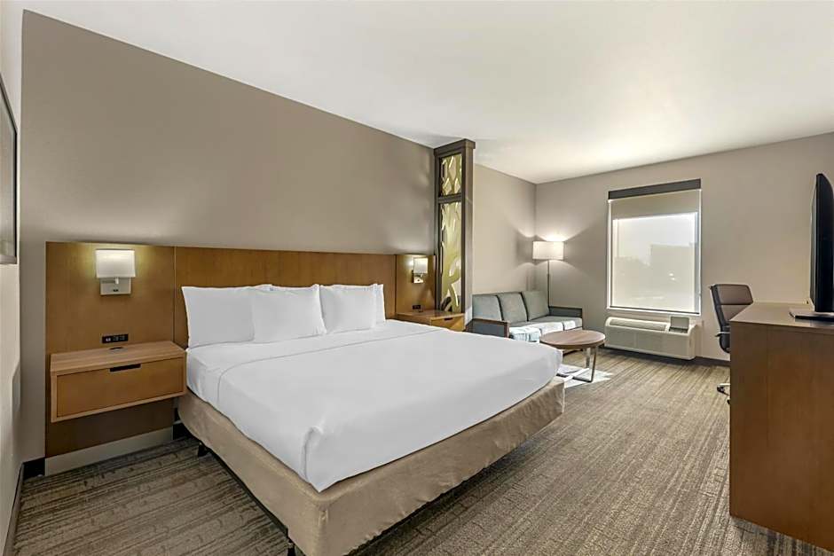 Best Western Green Oaks Inn & Suites