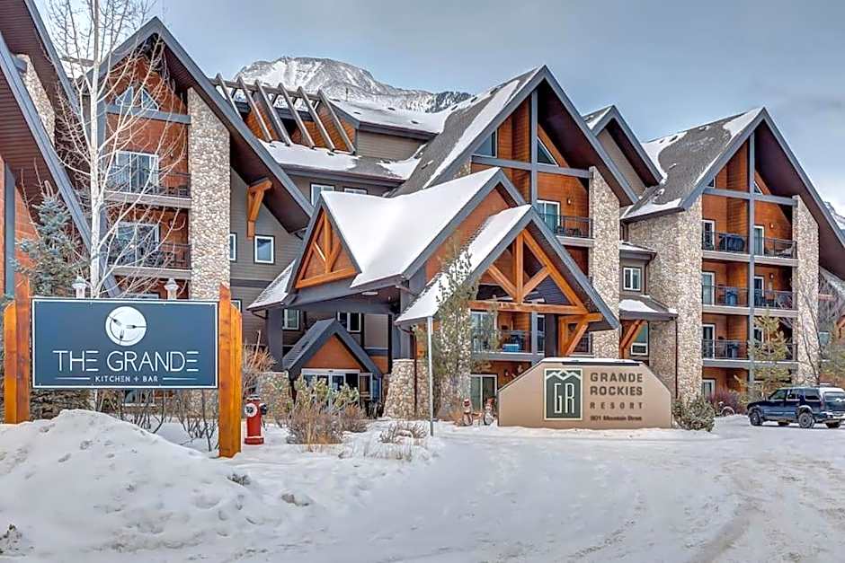 Mountain Retreat, Pool & Hot Tub, BBQ, Patio, King Bed, Sleeps 6!