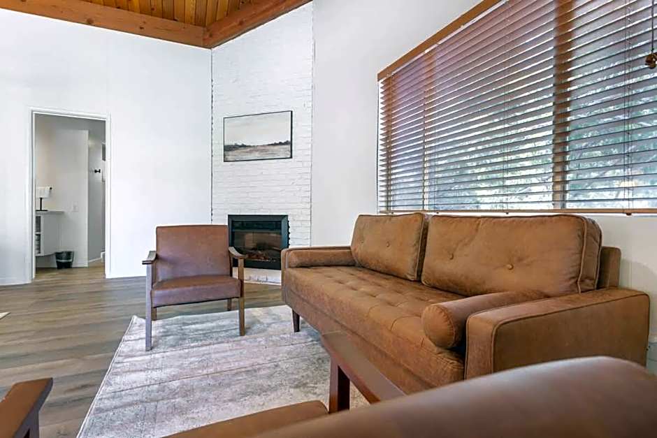 Camp Nelson Lodge Room 10