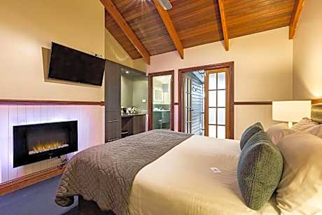 Queen Suite with Spa Bath
