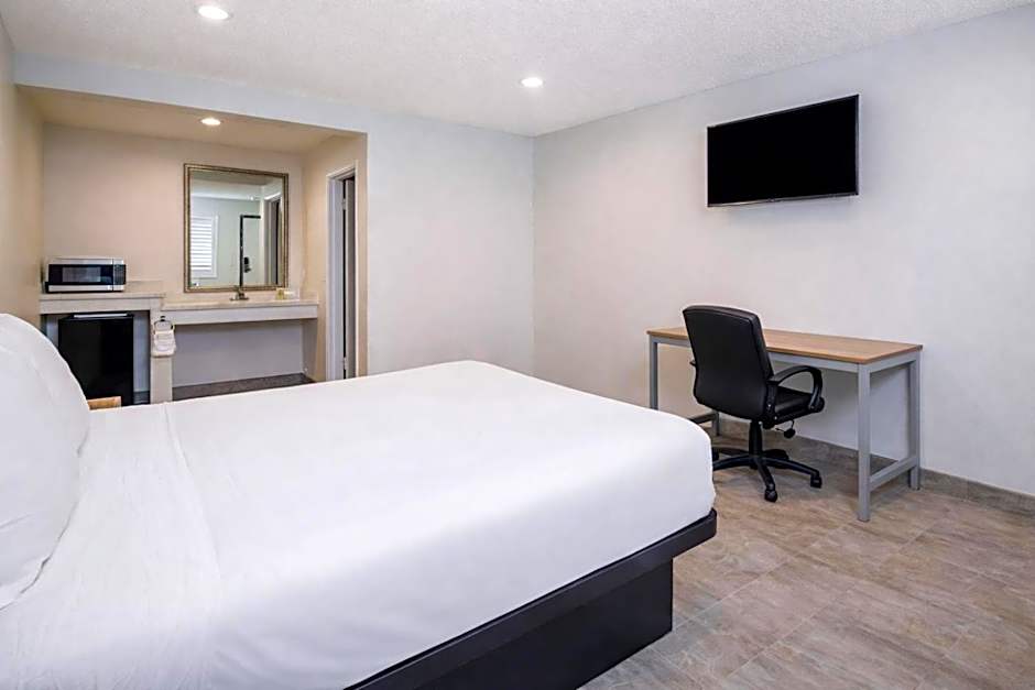 Super 8 by Wyndham Bakersfield CA Near Airport