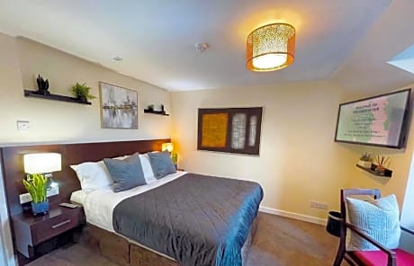 Double room-Deluxe-Ensuite with Shower-Street View-Deluxe Room