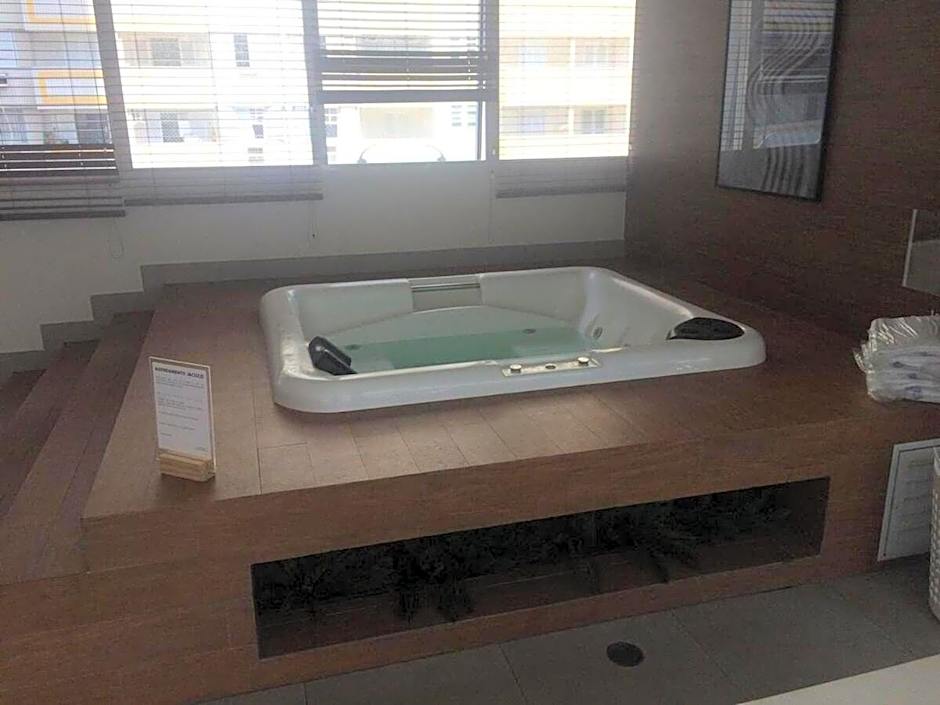 Vista Mar Unlimited Frente Mar Ar Condicionado Garagem Arrumação Andar Alto e piscina aquecida, sauna e muito mais!