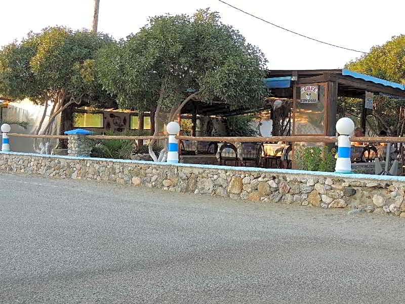 Akrogiali Rooms & Studios