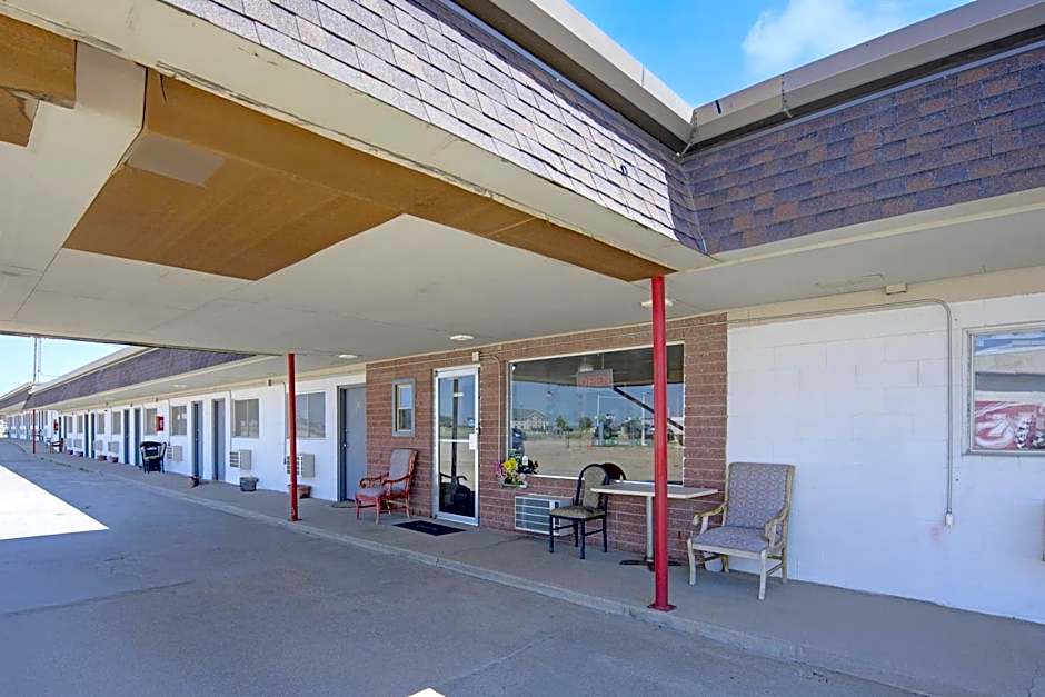First Inn By OYO Quinter Hwy 70