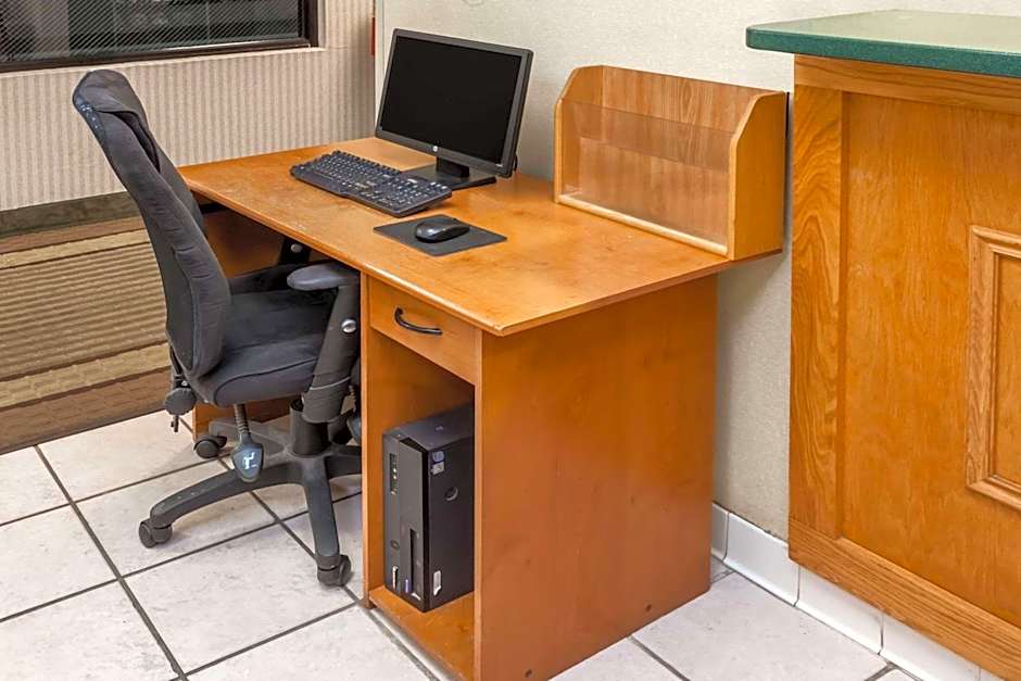 Super 8 by Wyndham Huntington