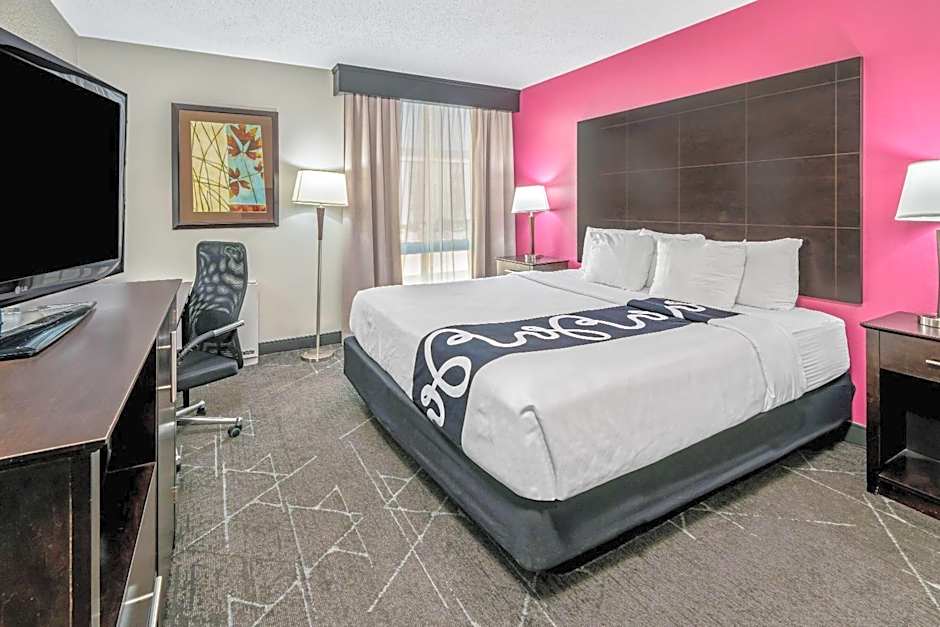 La Quinta Inn & Suites by Wyndham Dallas I-35 Walnut Hill