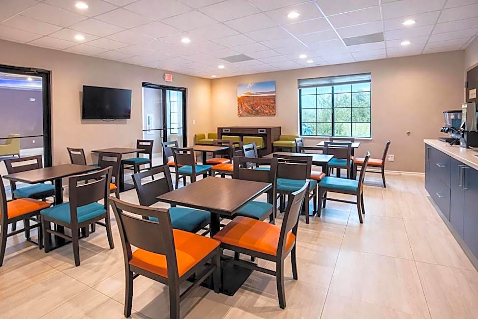 Days Inn & Suites by Wyndham Greater Tomball