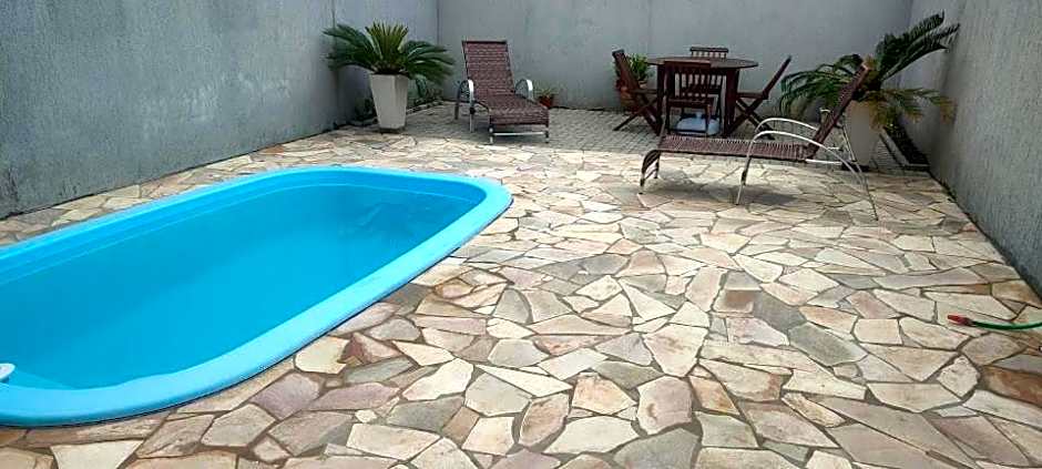 Casa com piscina duas quadras da praia