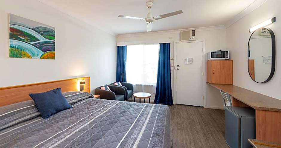 Riviera on Ruthven Motel