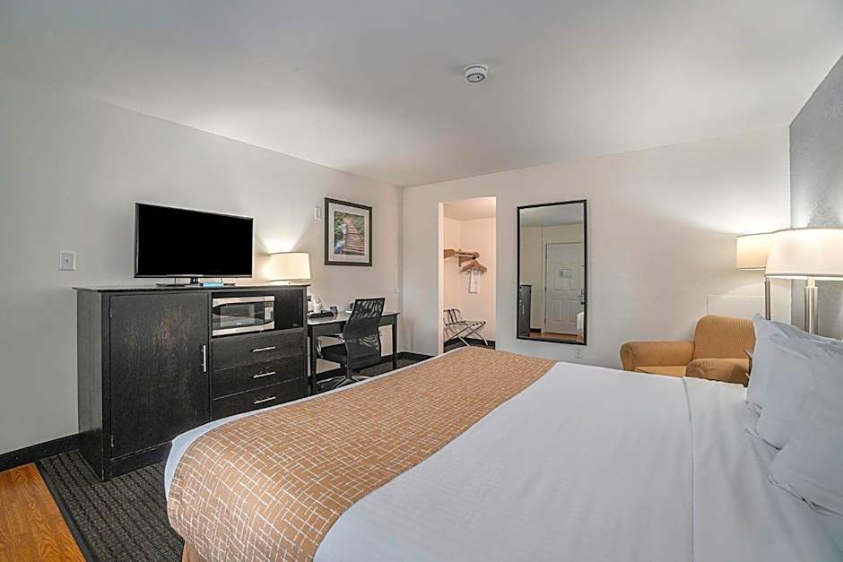 Travelodge by Wyndham Traverse City MI