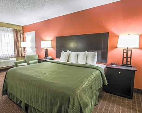 King Room with Roll in Shower - Mobility Accessible/Non-Smoking