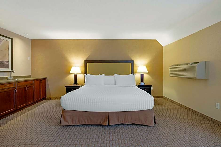 Best Western Plus Emerald Isle Hotel