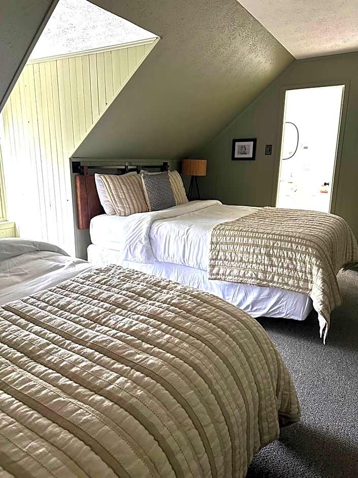 Photo 1 of 6 of 2 Queen Beds