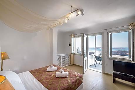 Honeymoon Suite with Hot Tub and Caldera view