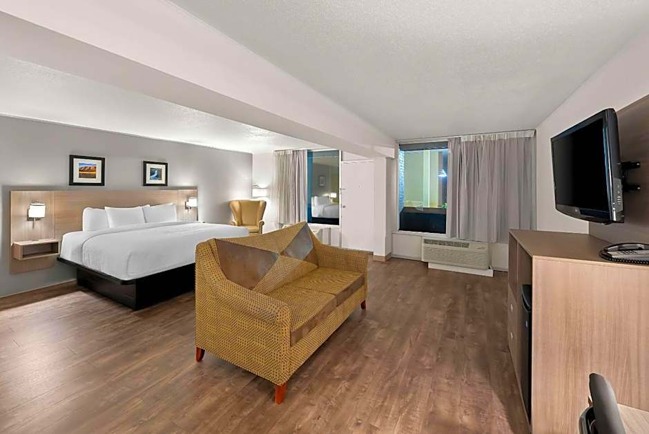 Clarion Inn & Suites and Convention Center