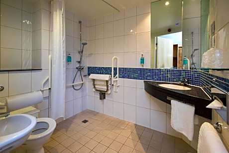 Standard Twin Room with Free Hot Breakfast - Accessible