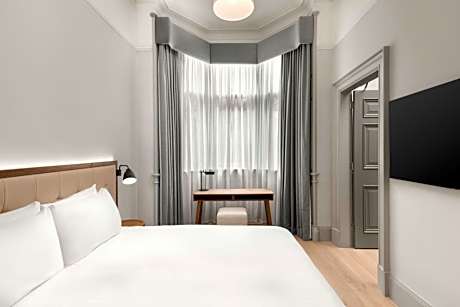 Heritage King Suite with City View