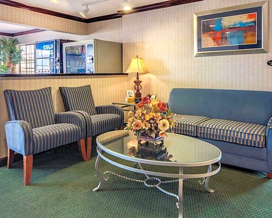 Econo Lodge Inn & Suites El Paso