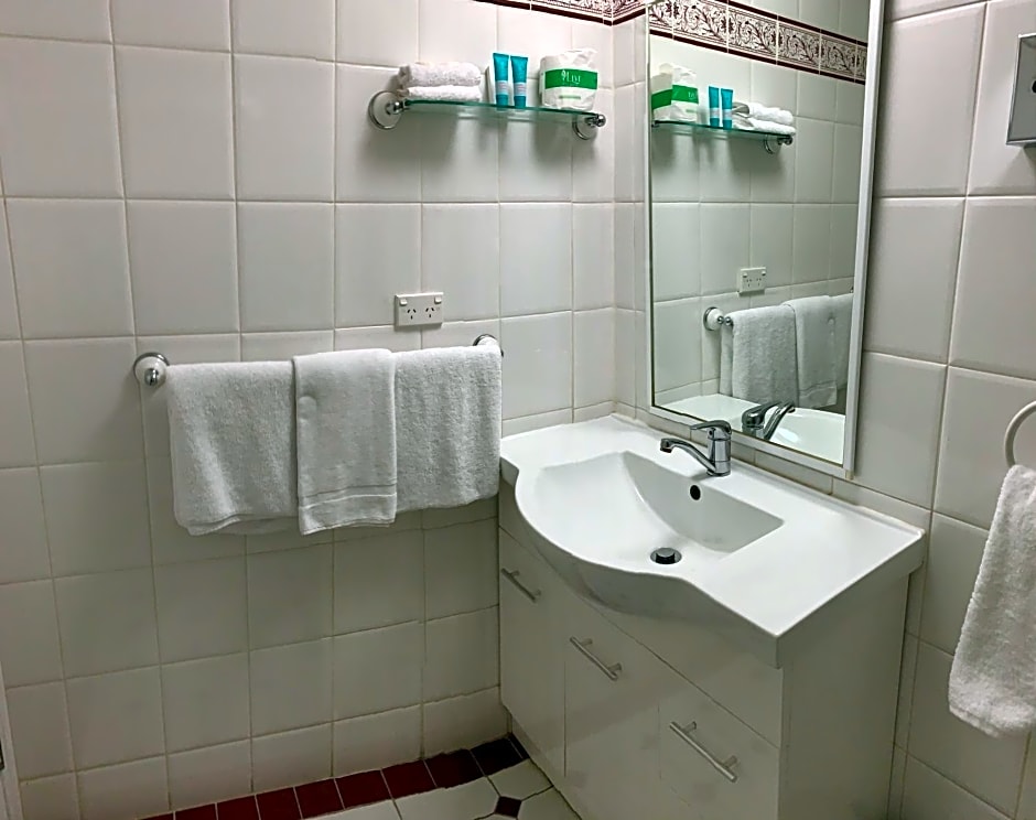 Ensenada Motor Inn and Suites