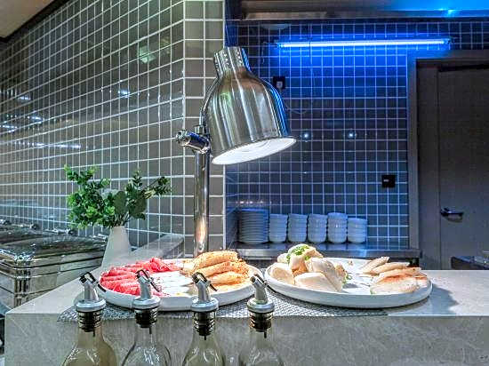 Moran Hotel (Ningbo Yinzhou Wanda Railway Station)