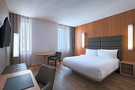 King Room with Adapted Tub - Mobility Accessible