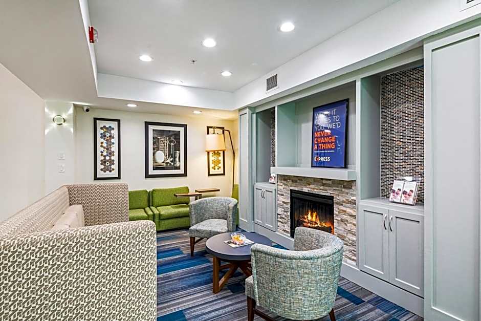 Holiday Inn Express Hotel & Suites Columbus By IHG