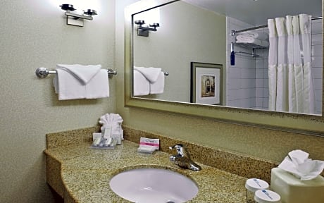 2 Queens Premium W/In-Room Drinks-Snacks