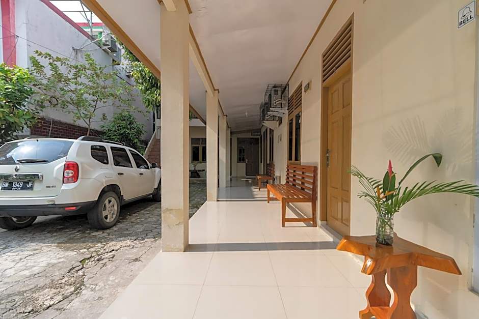 RedDoorz near RS Awal Bros Sudirman Pekanbaru