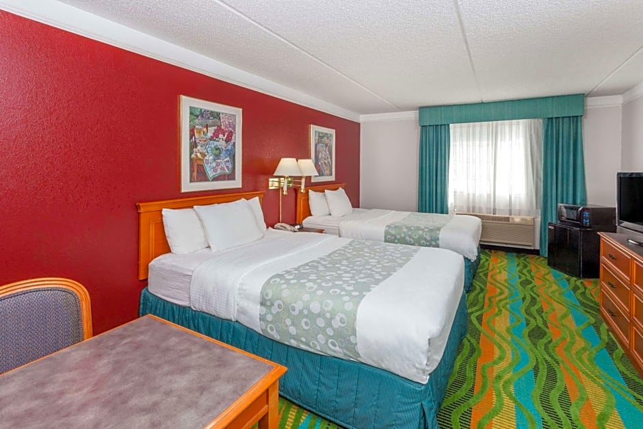 Days Inn & Suites by Wyndham Arlington Heights