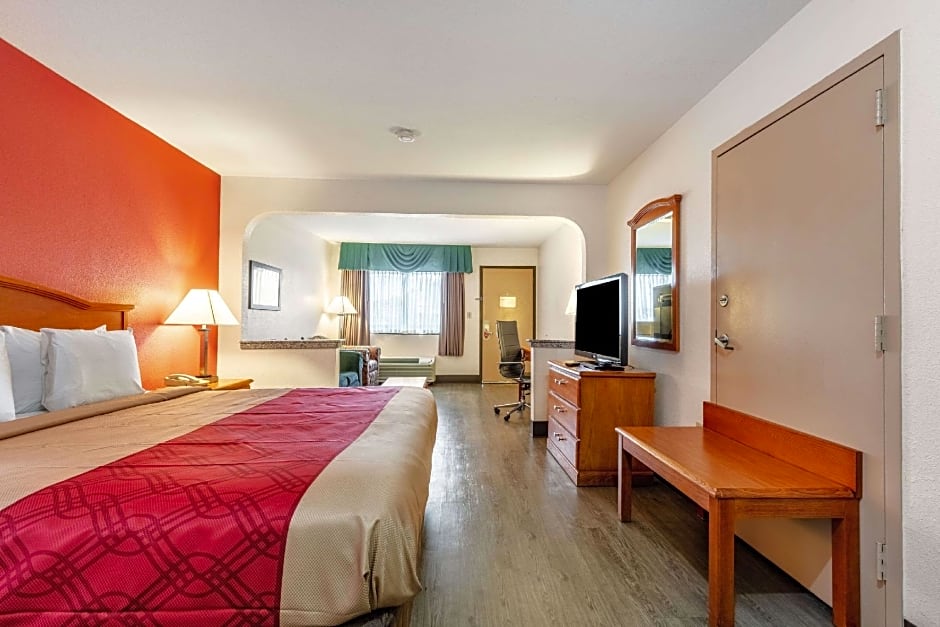 Econo Lodge Inn & Suites Memphis East