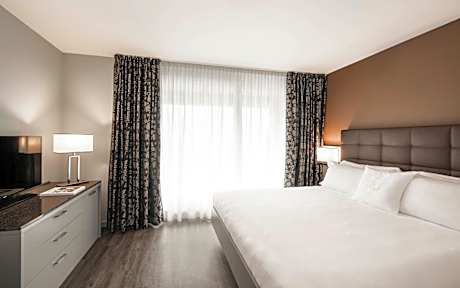 Suite with Balcony and Lake View