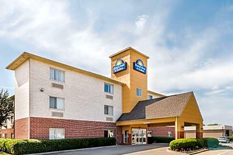 Days Inn & Suites by Wyndham Dallas