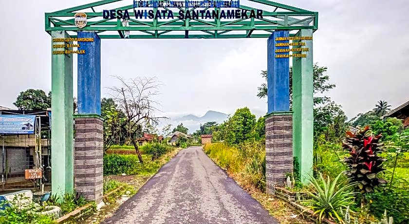 OYO Homes 91067 Desa Wisata Santanamekar